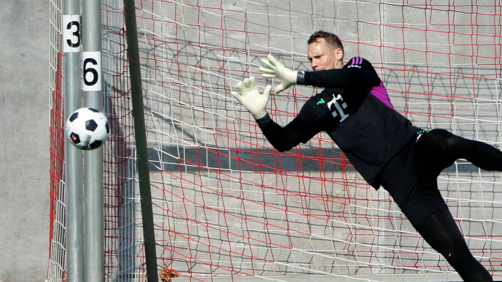 Manuel Neuer im Training: Er kann weiter nicht mit den Teamkollegen auf dem Platz stehen.