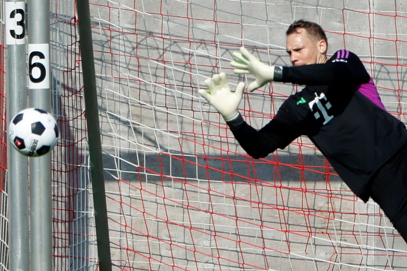 Manuel Neuer im Training: Er kann weiter nicht mit den Teamkollegen auf dem Platz stehen.