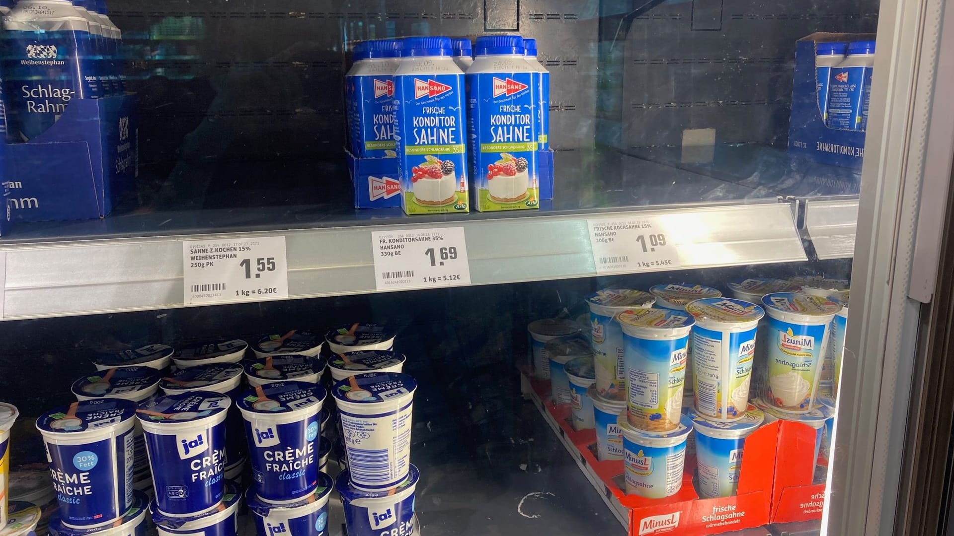 Rewe: Lücken bei den Milchprodukten in der Kühlabteilung.