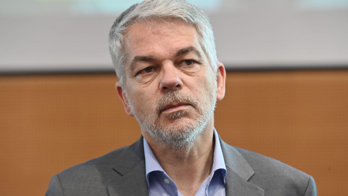 Der Politikwissenschaftler Carlo Masala bei einer Podiumsdiskussion (Archivbild).