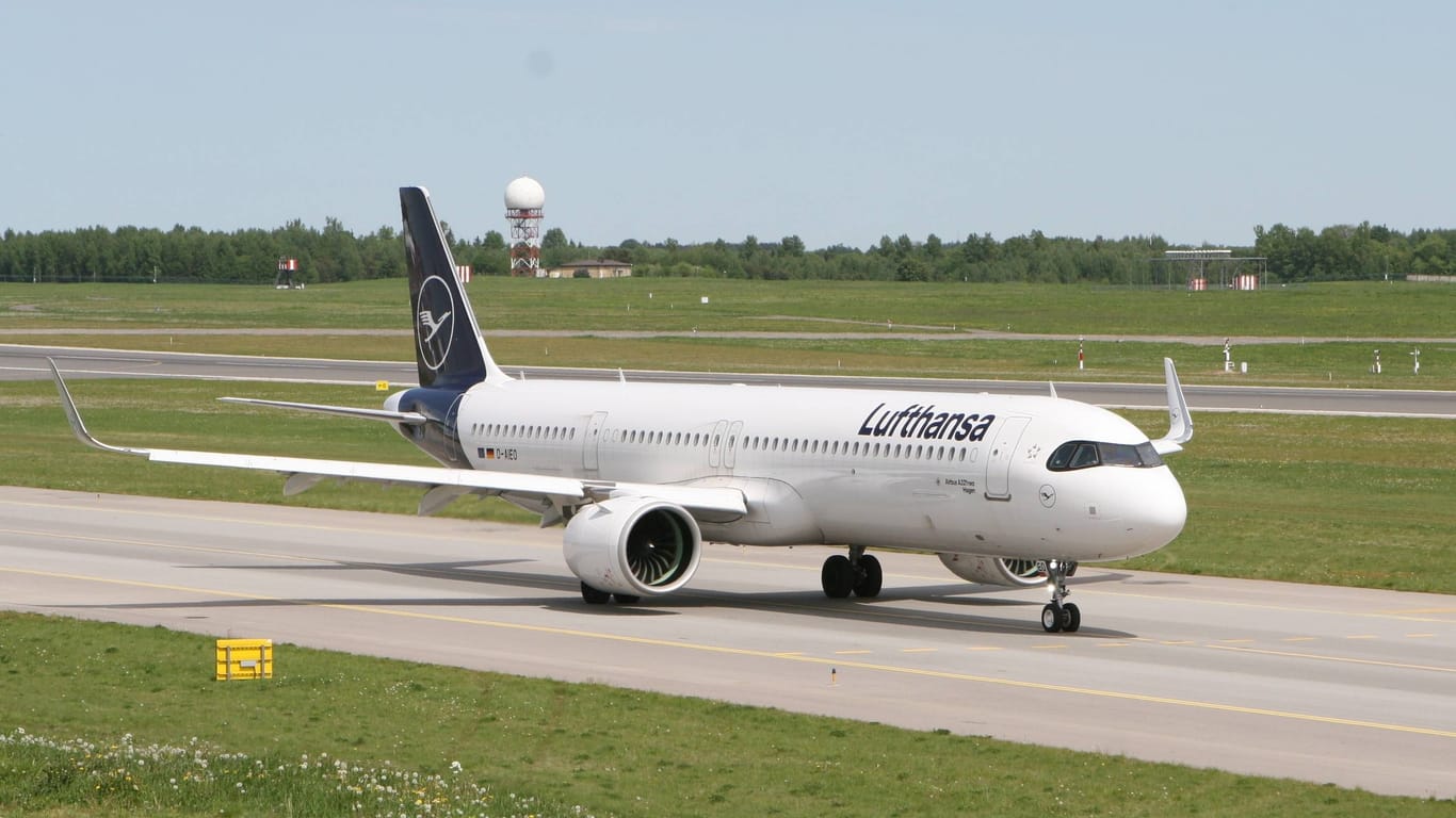 Der betroffene Lufthansa-Flieger mit der Kennung D-AIEO (Archivbild): Nach dem Triebwerks-Ausfall war eine Sicherheitslandung unumgänglich.
