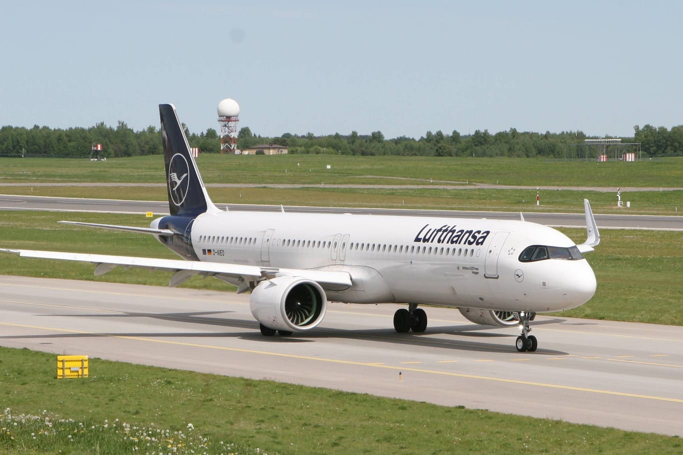 Der betroffene Lufthansa-Flieger mit der Kennung D-AIEO (Archivbild): Nach dem Triebwerks-Ausfall war eine Sicherheitslandung unumgänglich.