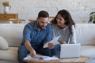 Zufriedenes Paar: Wer die Zahlweise seiner Versicherungsbeiträge optimiert, hat unterm Strich mehr Geld.