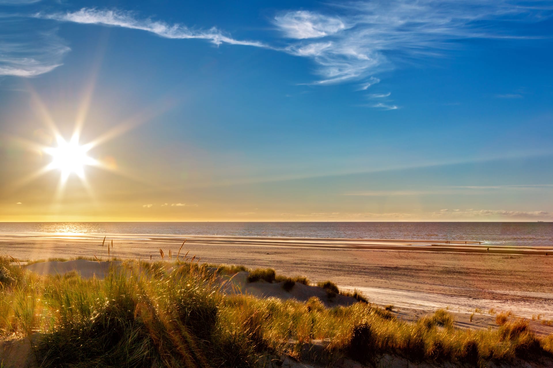 Sonnenuntergang am Strand von Juist (Symbolbild): Vor dieser Kulisse gab es einen besonderen Höhepunkt für das Brautpaar.