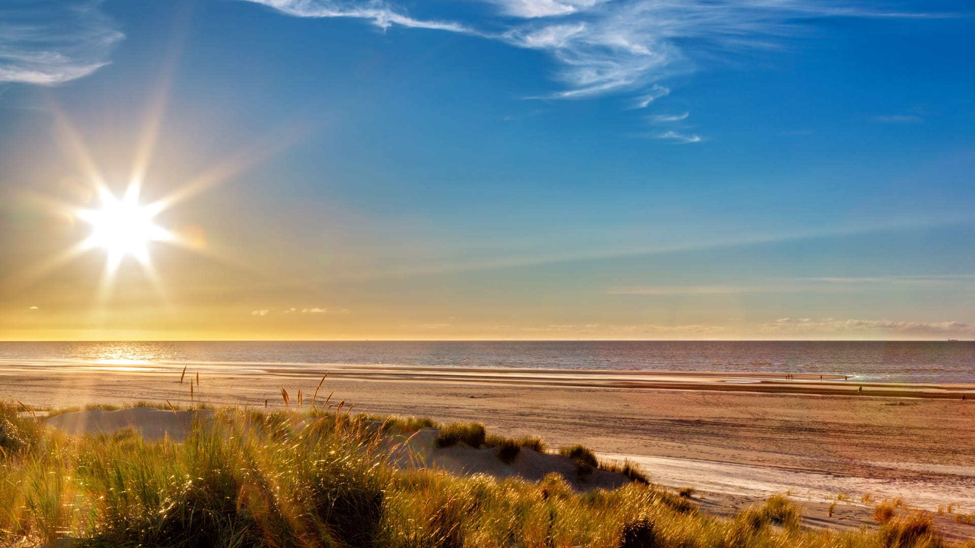 Sonnenuntergang am Strand von Juist (Symbolbild): Vor dieser Kulisse gab es einen besonderen Höhepunkt für das Brautpaar.