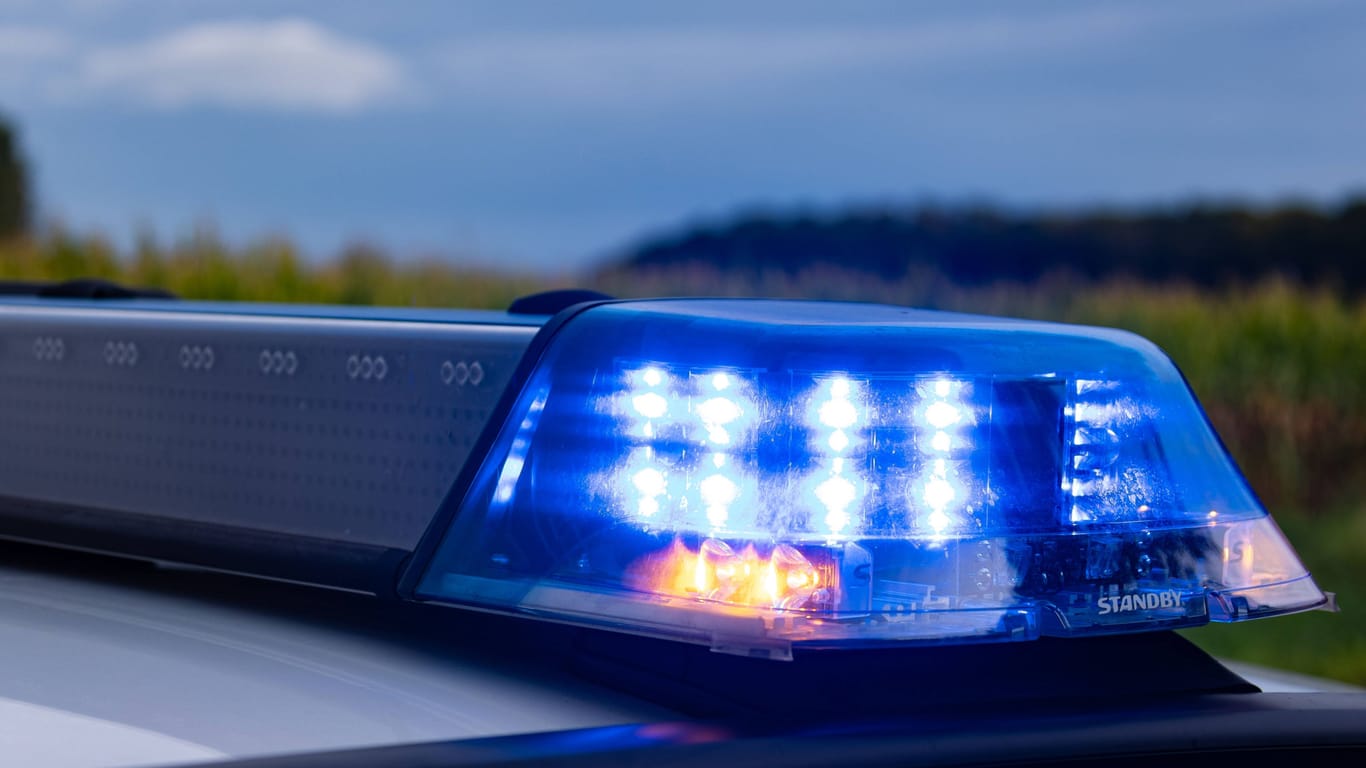 Ein Streifenwagen der Polizei mit Blaulicht (Symbolbild): In Leverkusen-Schlebusch ist eine junge Frau vergewaltigt worden.