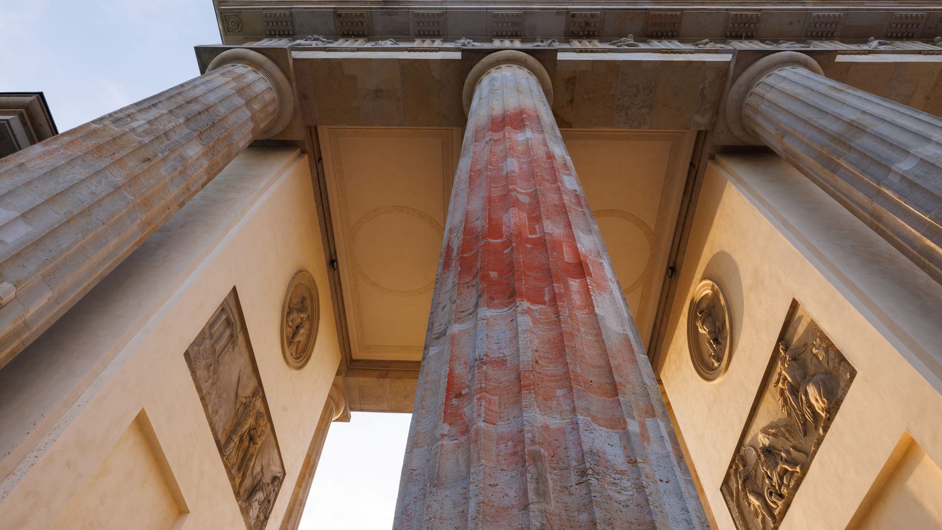 Das Brandenburger Tor in Berlin: Aktivisten besprühten das Denkmal mit Farbe. Die Reinigung erweist sich als sehr schwierig.