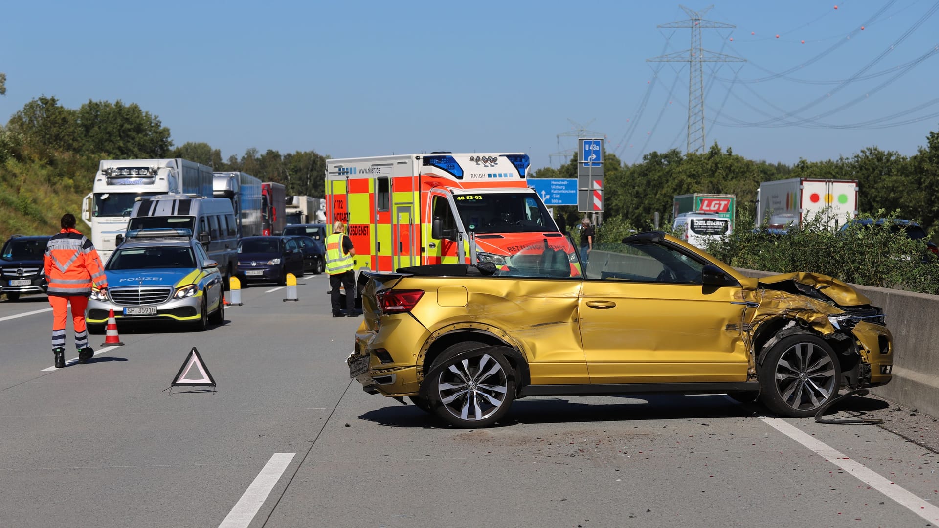 Unfall auf der A7 bei Henstedt-Ulzburg, die Autobahn ist voll gesperrt