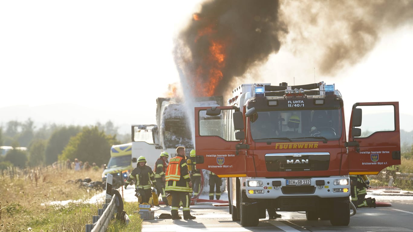 Feuerwehr bei einem Einsatz auf der Autobahn (Symbolbild): Verletzt wurde bei dem Vollbrand nach ersten Angaben niemand.