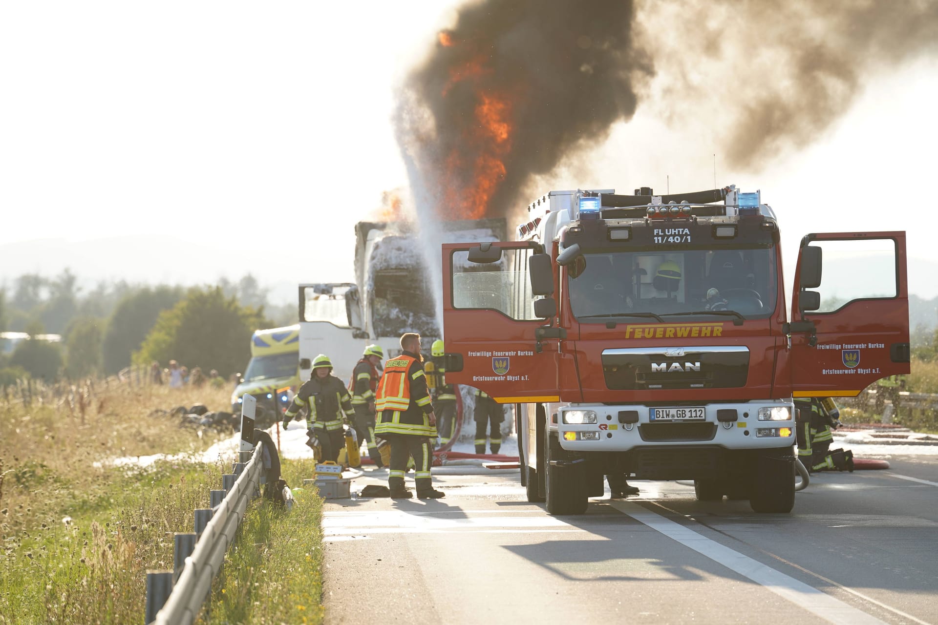 Feuerwehr bei einem Einsatz auf der Autobahn (Symbolbild): Verletzt wurde bei dem Vollbrand nach ersten Angaben niemand.