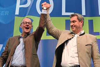Friedrich Merz und Markus Söder auf dem Gillamoos: Der CDU-Chef erklärte den Jahrmarkt" zu "Deutschland".