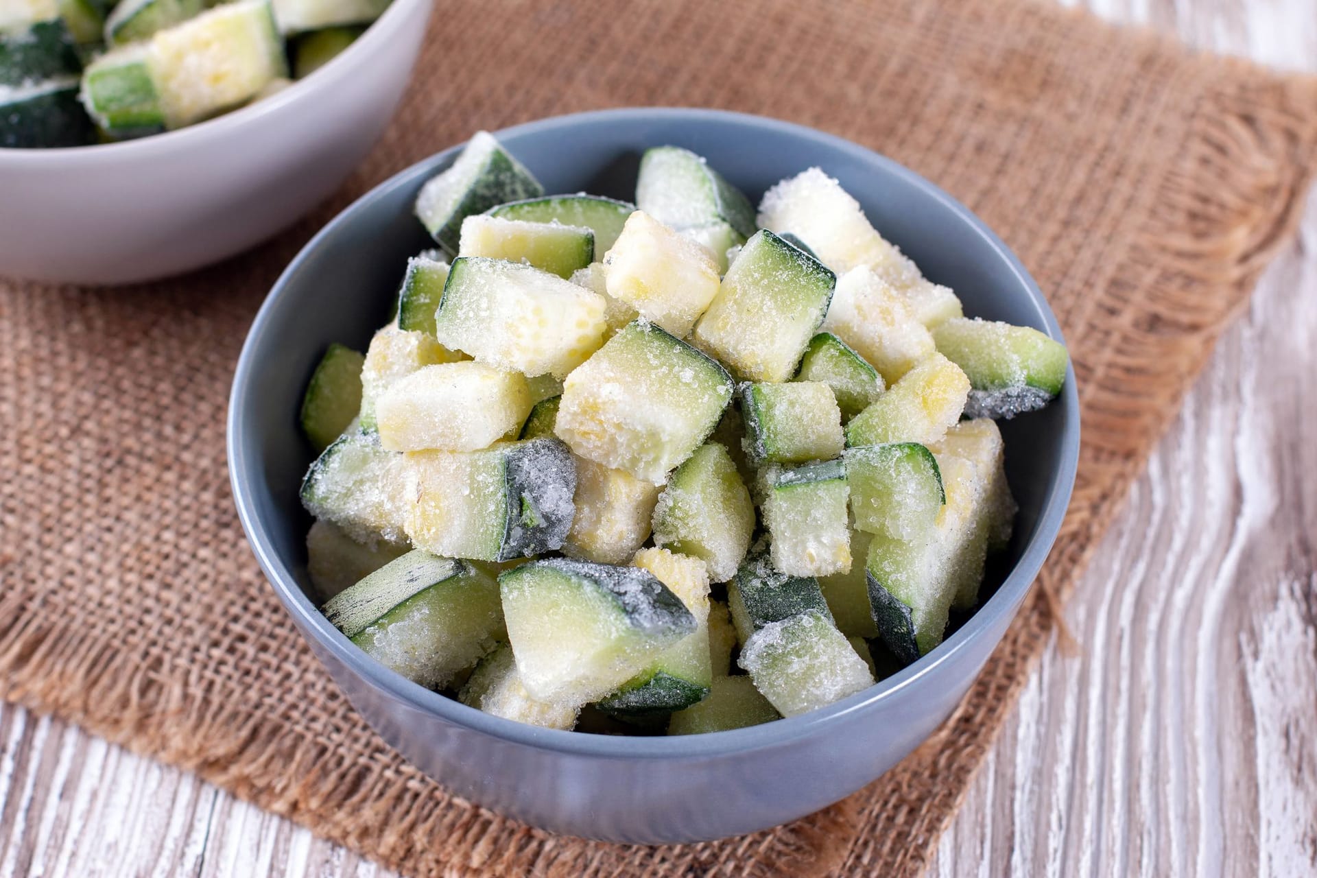 Zucchini lassen sich ganz einfach einfrieren und auch nach der Saison genießen.