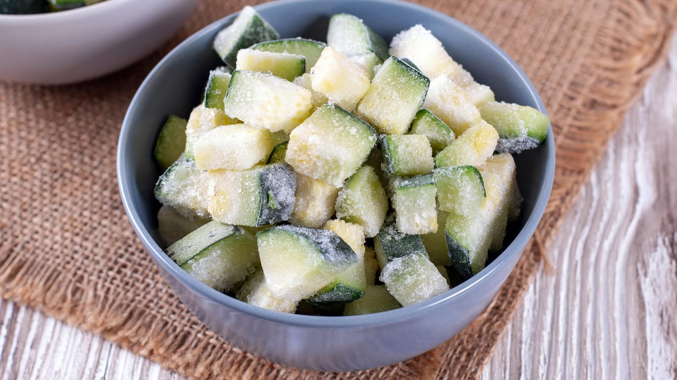 Zucchini lassen sich ganz einfach einfrieren und auch nach der Saison genießen.