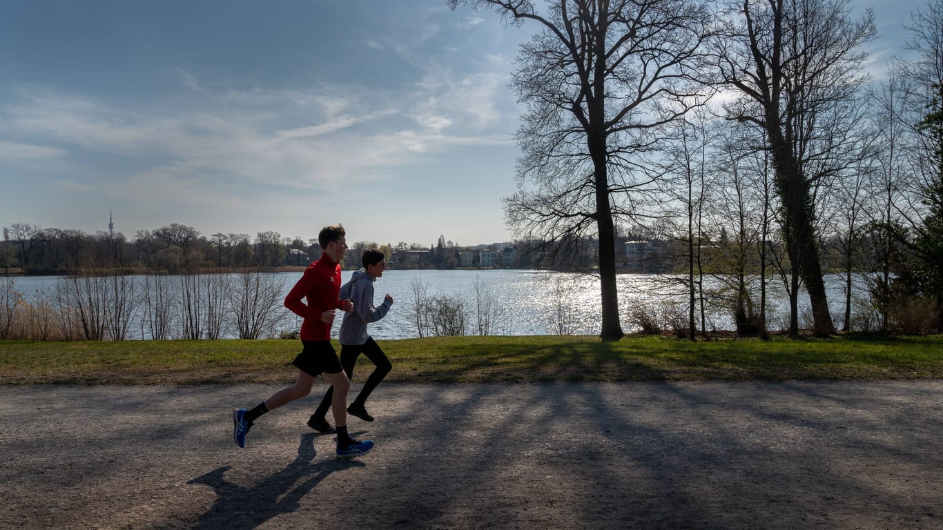 Jogger am Neuen See in Potsdam (Archivbild): In der Landeshauptstadt von Brandenburg gibt es schöne Laufstrecken.