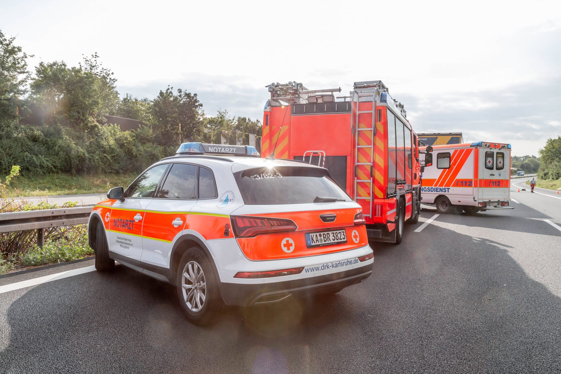 Rettungsdienst auf der A3: Zwei Personen wurden am Abend verletzt.