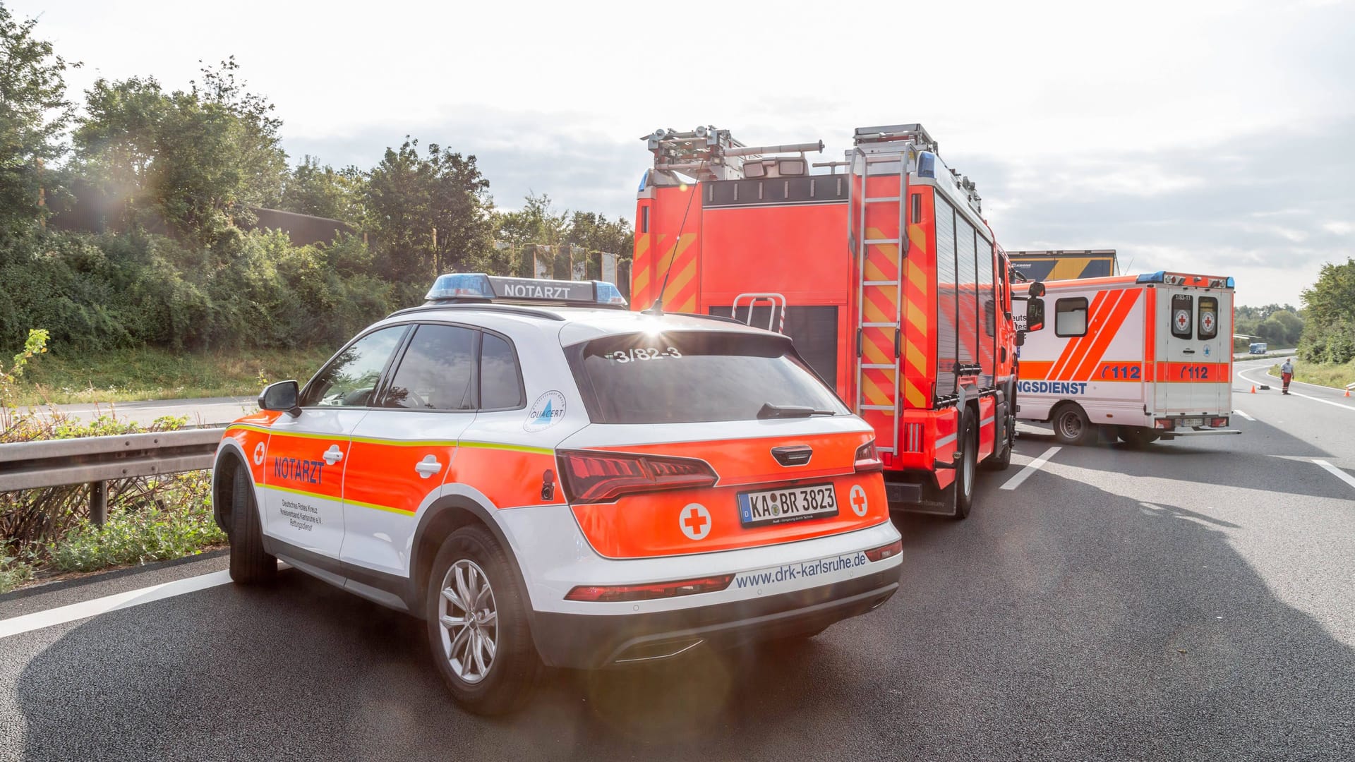 Rettungsdienst auf der A3: Zwei Personen wurden am Abend verletzt.