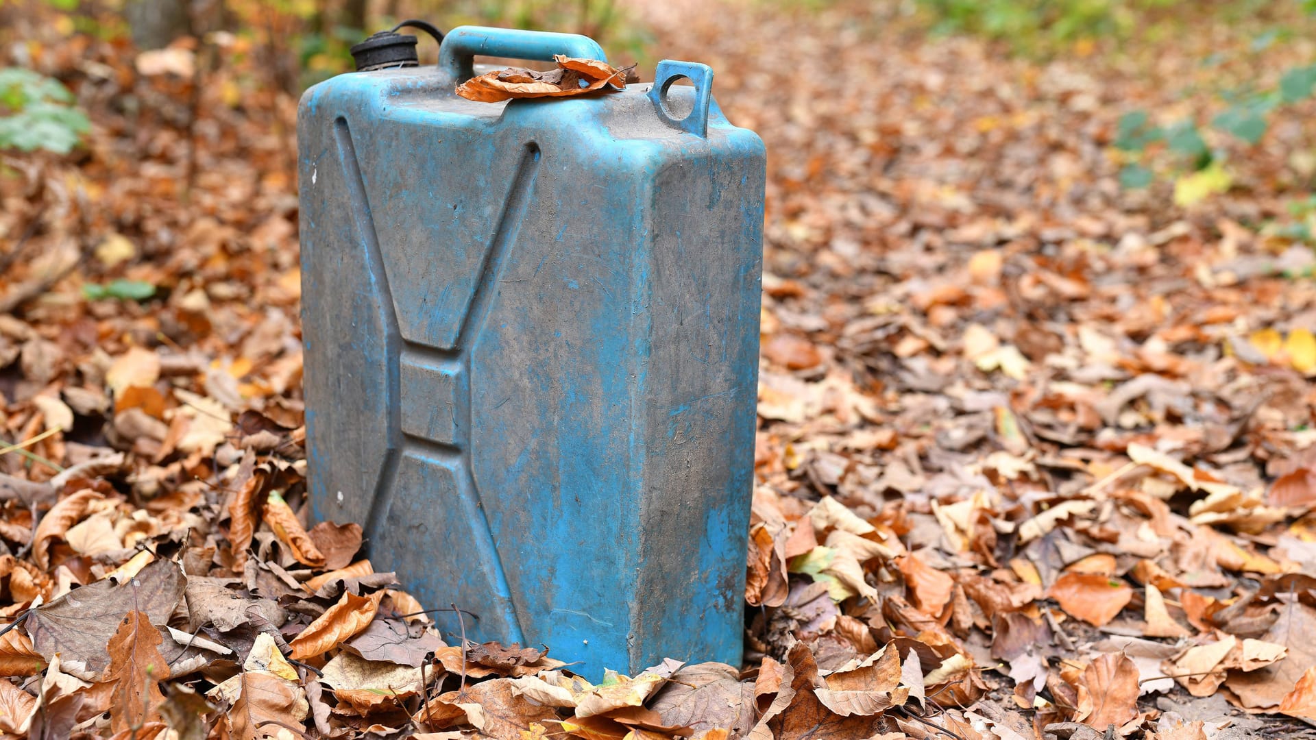 Ein alter Kanister aus Kunststoff steht an einem Weg im Wald (Symbolbild): Die Polizei ermittelt. Ein alter Kanister aus Kunststoff steht an einem Weg im Wald (Symbolbild): Die Polizei ermittelt.