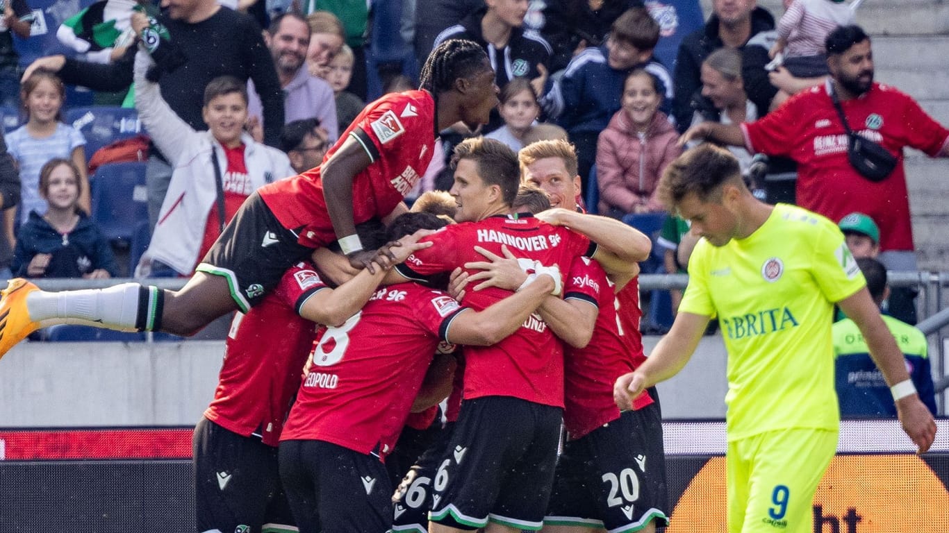 Hannover jubelt: Nach einem Sieg gegen Wehen Wiesbaden stehen sie nun auf einem direkten Aufstiegsplatz.