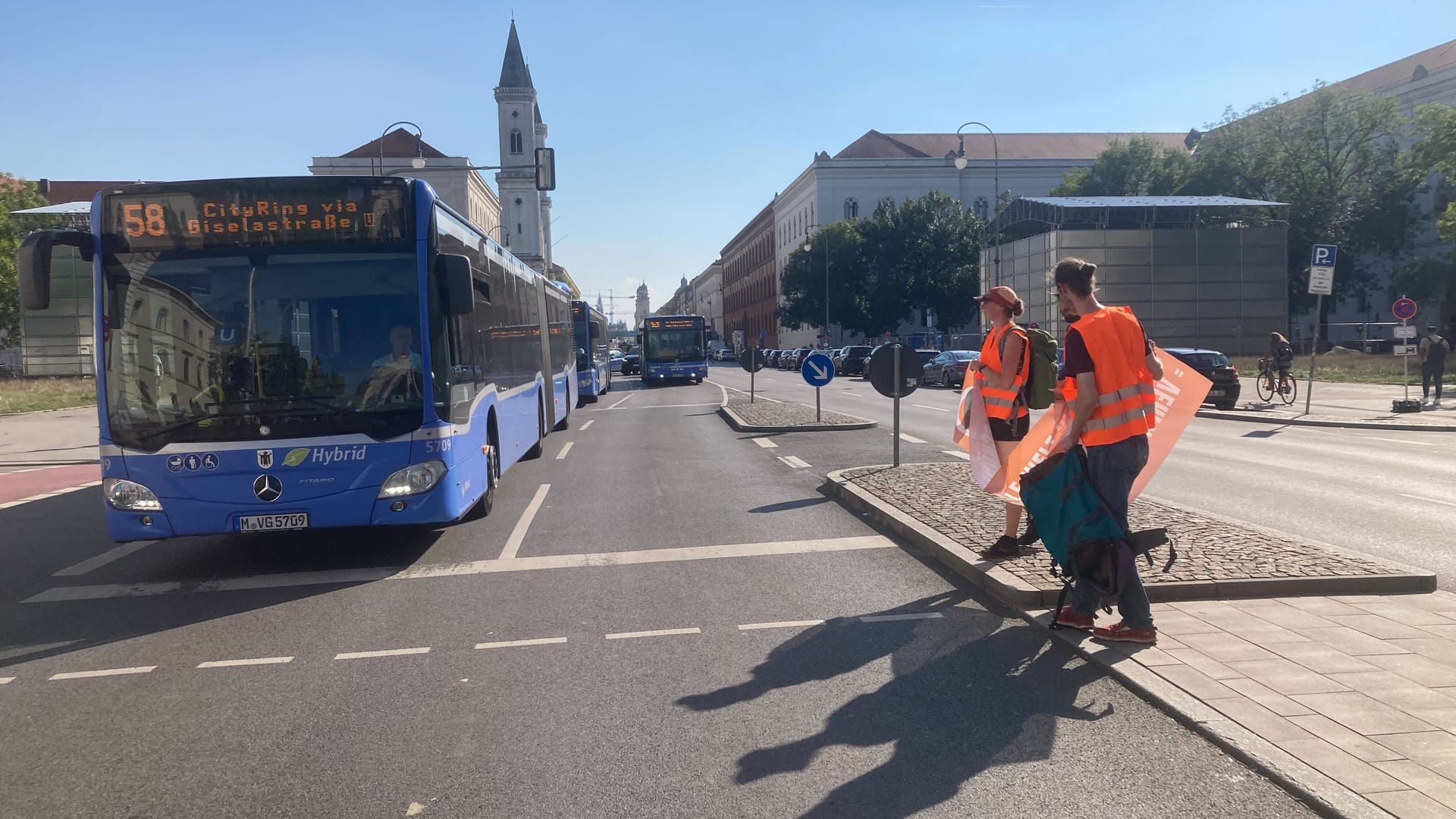 Protest in München: Für einen Bus machen die Aktivisten Platz.