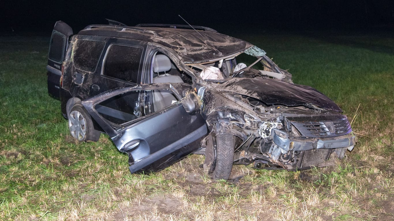 Das zerstörte Autowrack: Die Rettungskräfte konnten nichts mehr für den Fahrer tun.