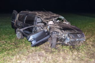 Das zerstörte Autowrack: Die Rettungskräfte konnten nichts mehr für den Fahrer tun.