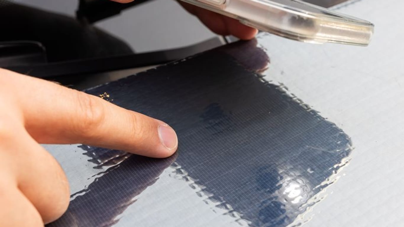 Solarzellen auf der Motorhaube: Freiburger Forscher haben eine Folie entwickelt, die sich der Farbe des Autos anpassen lässt.