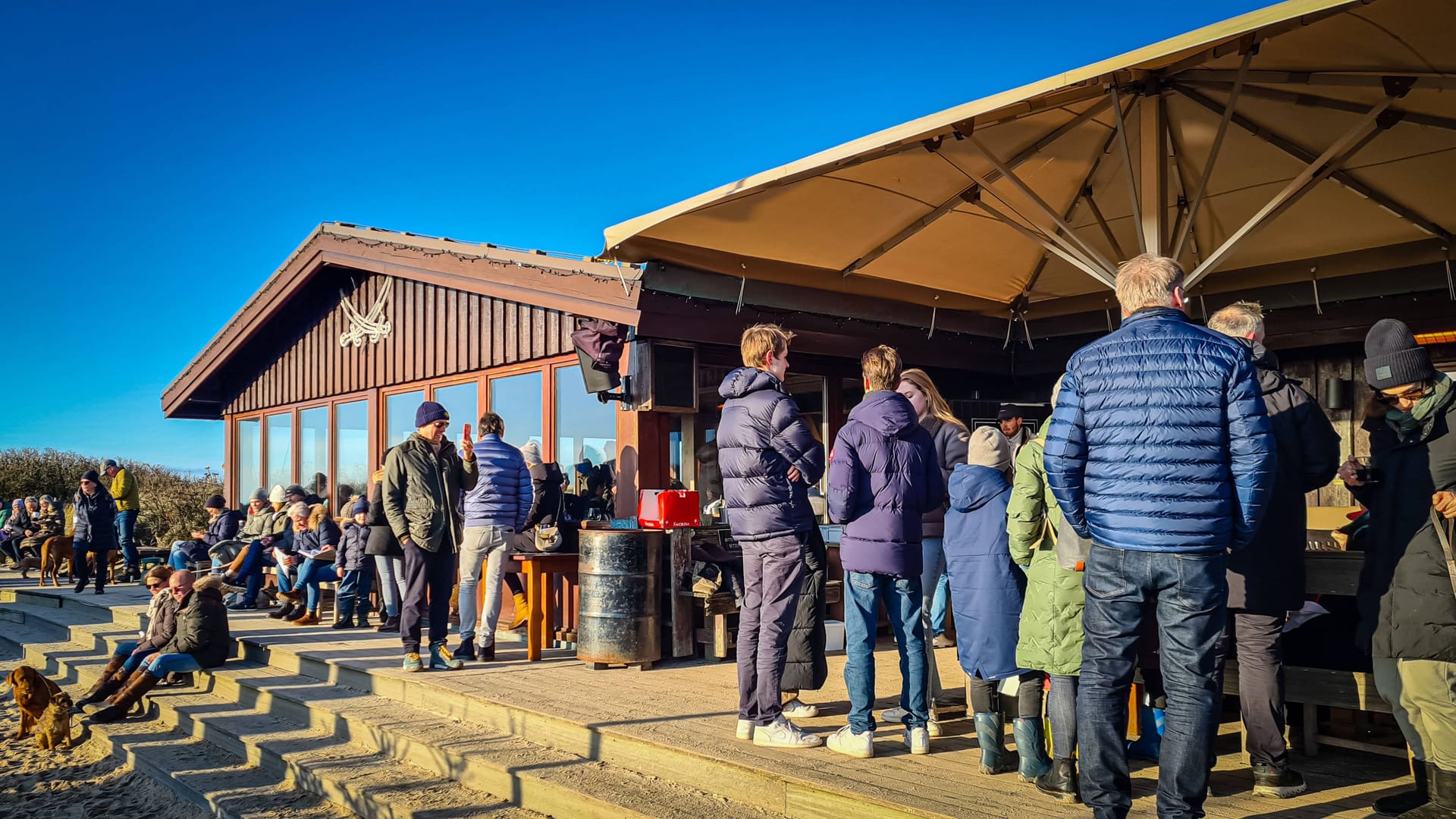 Gäste vor der Sansibar auf Sylt: Ein Besuch des Kult-Lokals gehört für viele zum Urlaub dazu.