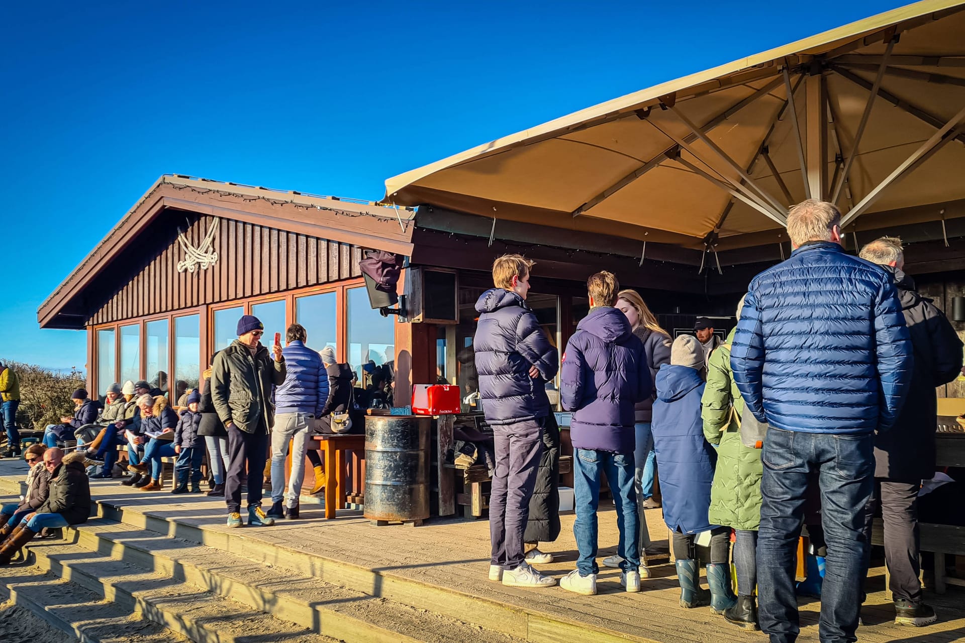 Gäste vor der Sansibar auf Sylt: Ein Besuch des Kult-Lokals gehört für viele zum Urlaub dazu.