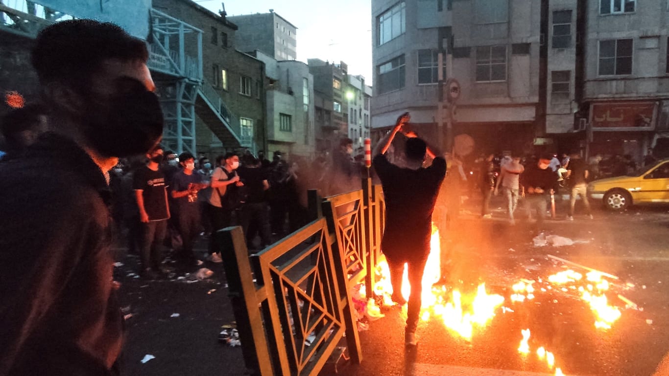 Proteste in Teheran (Archivbild): Mit brennenden Barrikaden versuchen sich die Protestierenden vor der Gewalt des Regimes zu schützen.