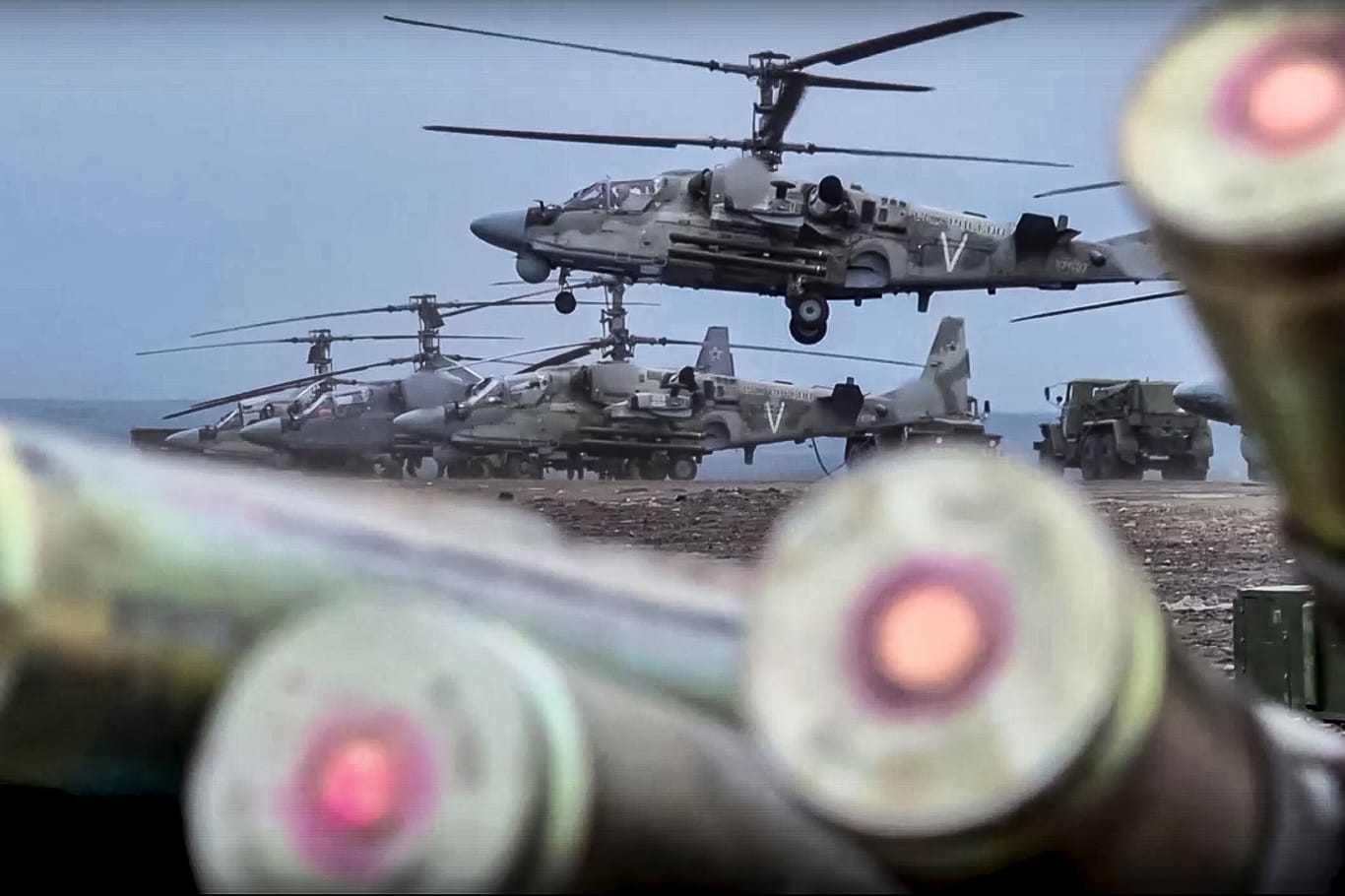 Die bei ukrainischen Truppen gefΓΌrchteten Ka-52-Kampfhubschrauber der russischen Armee werden laut Kreml mit einer neuen panzerbrechenden Waffe ausgestattet (Archivbild) . Die bei ukrainischen Truppen gefΓΌrchteten Ka-52-Kampfhubschrauber der russischen Armee werden laut Kreml mit einer neuen panzerbrechenden Waffe ausgestattet (Archivbild) .