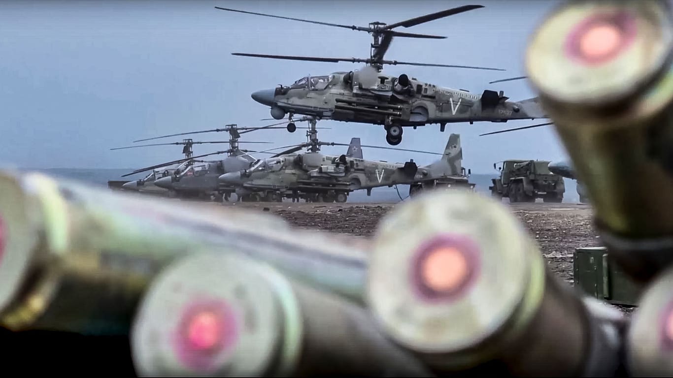 Die bei ukrainischen Truppen gefürchteten Ka-52-Kampfhubschrauber der russischen Armee werden laut Kreml mit einer neuen panzerbrechenden Waffe ausgestattet (Archivbild) .
