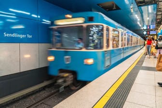 Eine U-Bahn fährt am Sendlinger Tor ein (Symbolbild): An der Station kam es am späten Freitagabend zu dem Unfall.