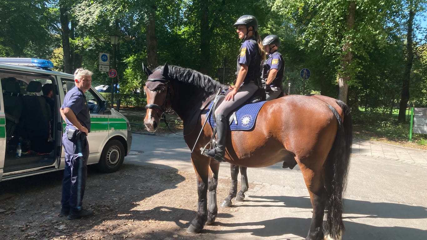 Polizisten von der Reiterstaffel der Münchner Polizei patrouillieren im Luitpoldpark.