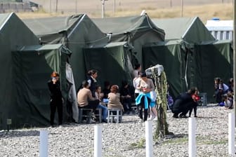 Flüchtlinge aus Bergkarabach. Laut armenischen Berichten wurden 10.000 Menschen zur Flucht gezwungen.