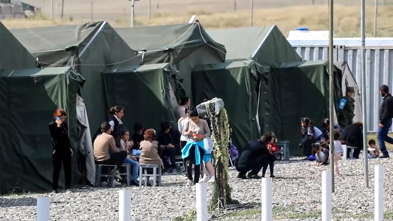 Flüchtlinge aus Bergkarabach. Laut armenischen Berichten wurden 10.000 Menschen zur Flucht gezwungen.