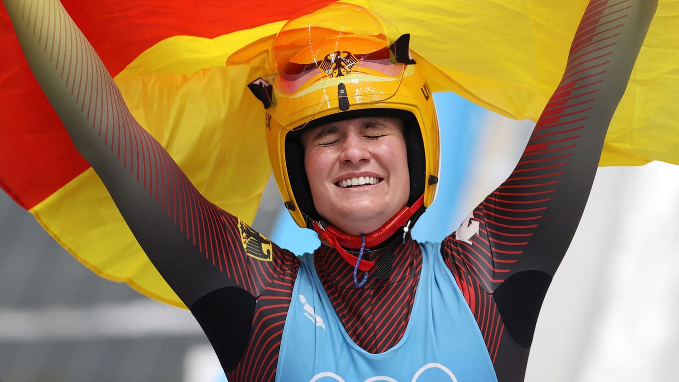 Natalie Geisenberger: Die Deutsche jubelt nach dem Gewinn der Goldmedaille in Peking.