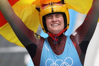 Natalie Geisenberger: Die Deutsche jubelt nach dem Gewinn der Goldmedaille in Peking.