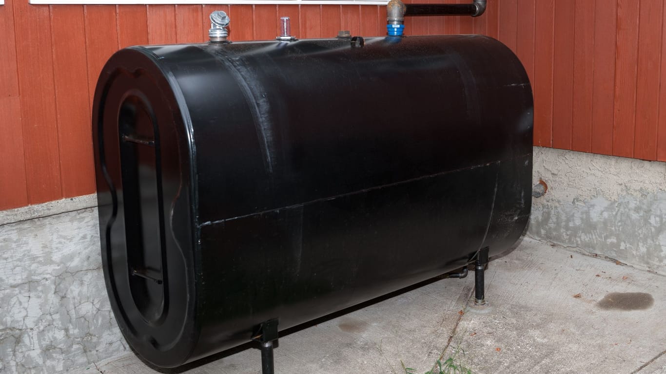 Heating oil tank: If you want to save money, you should keep an eye on the prices for heating oil.