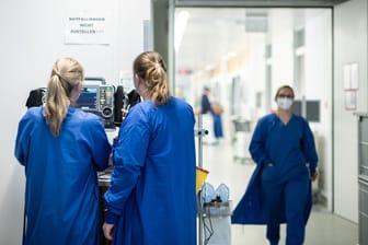 Corona-Intensivstation in Essen (Symbolbild): Erneut steigen die Krankenhauseinweisungen aufgrund der Virusinfektion an.