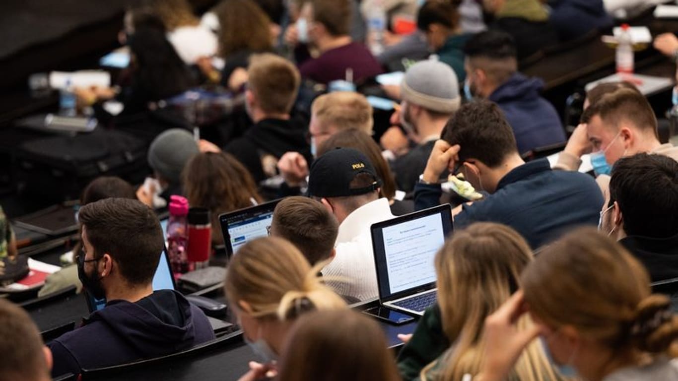 Studenten sitzen in einem Hörsaal (Symbolbild): Auch in den Hochschulstädten steigen die Mieten.
