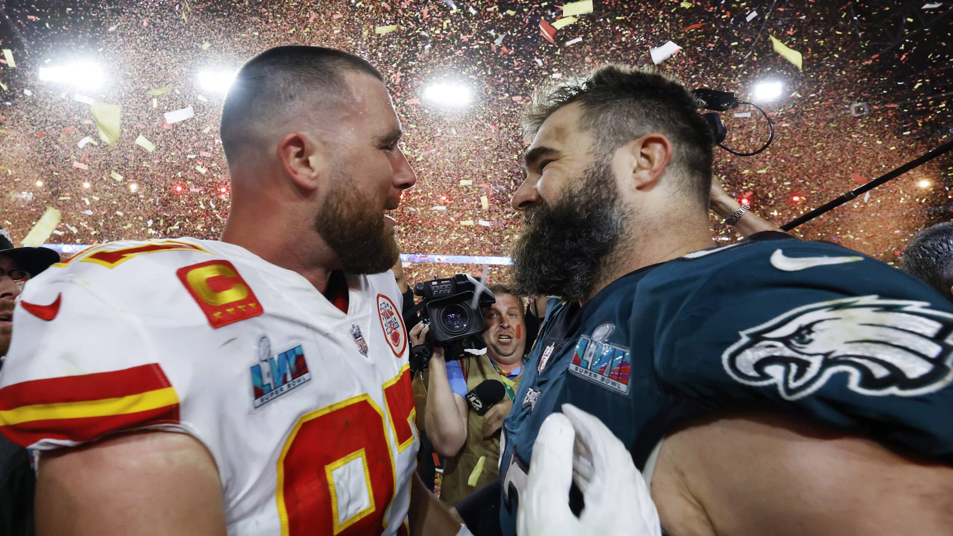 Travis Kelce (links) mit Bruder Jason nach dem Super Bowl 2023.