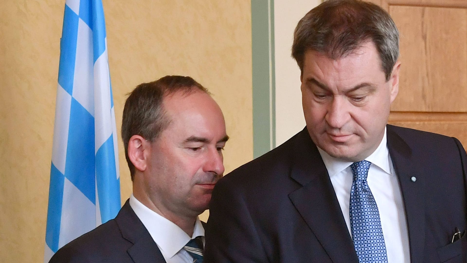 Stehen wenige Wochen vor der Lanstagswahl trotz Flugblatt-Affäre zusammen: Bayerns Ministerpräsident Markus Söder (r.) und sein Stellvertreter, Wirtschaftsminister und Chef der Freien Wähler, Hubert Aiwanger.
