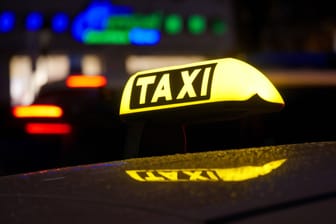 Ein Taxi in Berlin bei Nacht