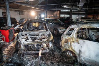 Ein Brand im Showroom eines Autohändlers in Hersbruck hat am Sonntagabend einen Großeinsatz der Feuerwehr ausgelöst. Die Ursache des Feuers ist noch unklar.