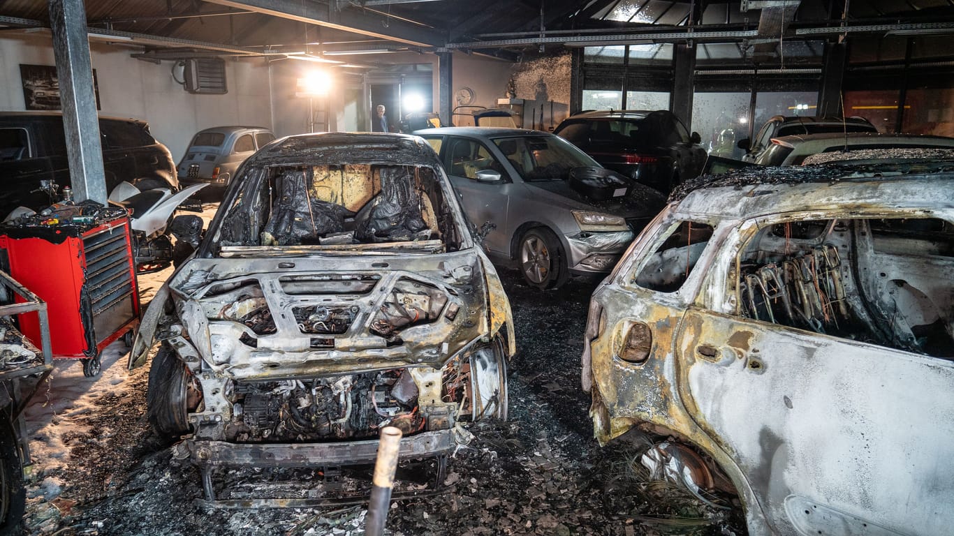 Ein Brand im Showroom eines Autohändlers in Hersbruck hat am Sonntagabend einen Großeinsatz der Feuerwehr ausgelöst. Die Ursache des Feuers ist noch unklar.