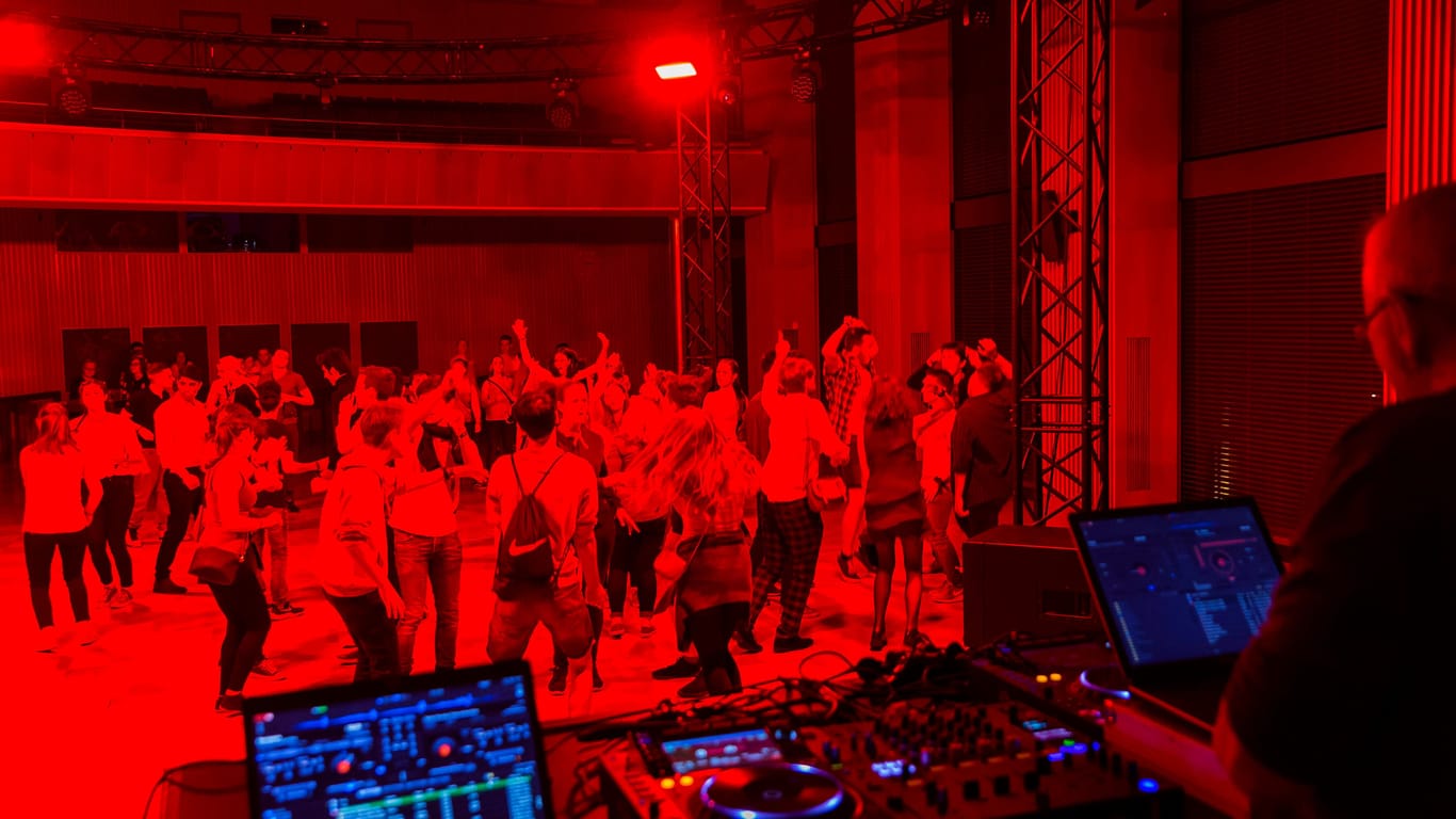 Anfang September sind wieder alle Dresdnerinnen und Dresdner ins Grüne Rathaus eingeladen, die im vergangenen Jahr 18 geworden sind (Archiv): Auf drei Tanzflächen spielen zwölf DJs.