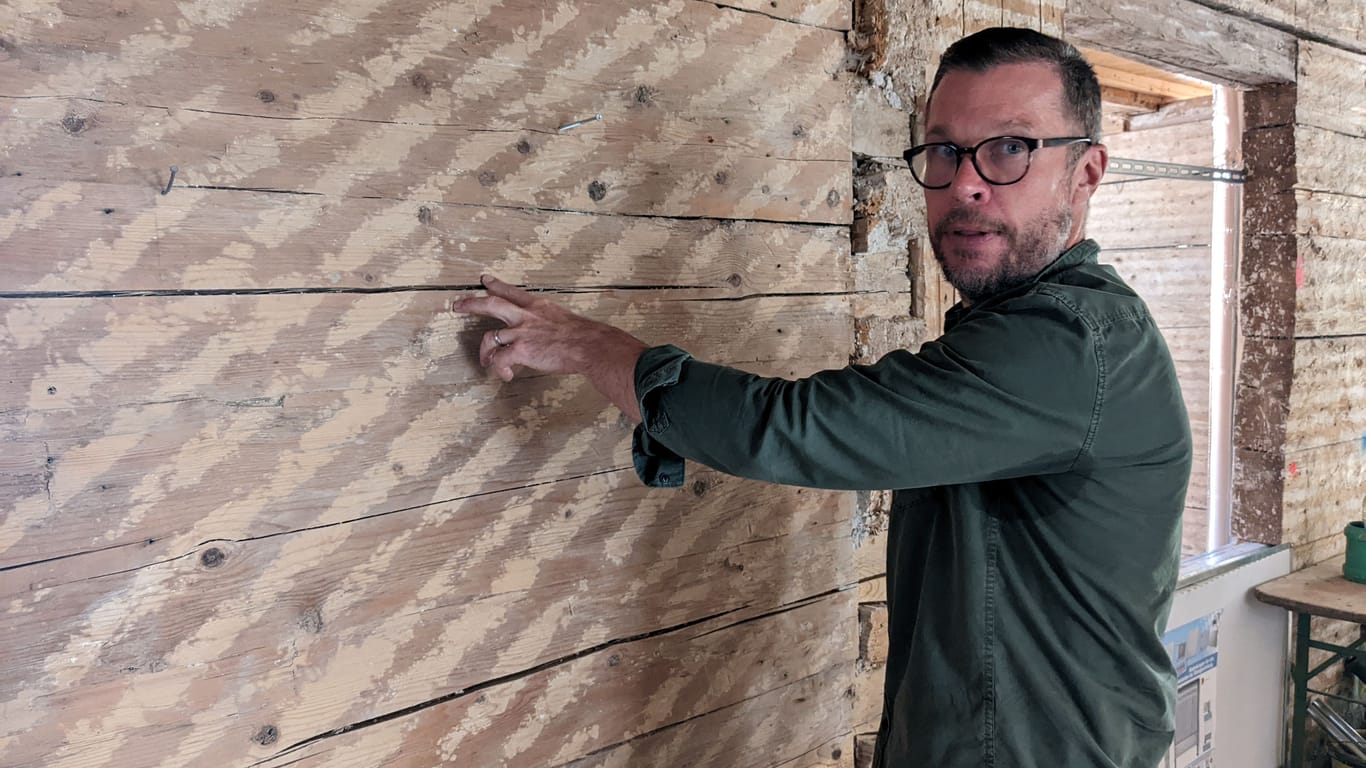 Geschäftspartner von Manuel Neuer: Johannes Rabl zeigt t-online den historischen Holzblockverband im künftigen Berggasthof.