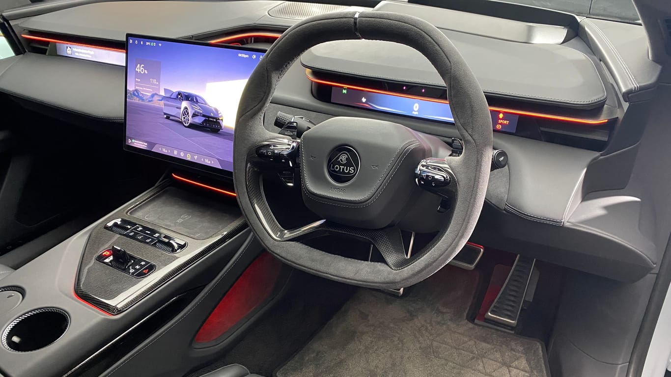 Ganz nach Tesla-Vorbild: Puristisches Cockpit mit großem Zentralbildschirm.