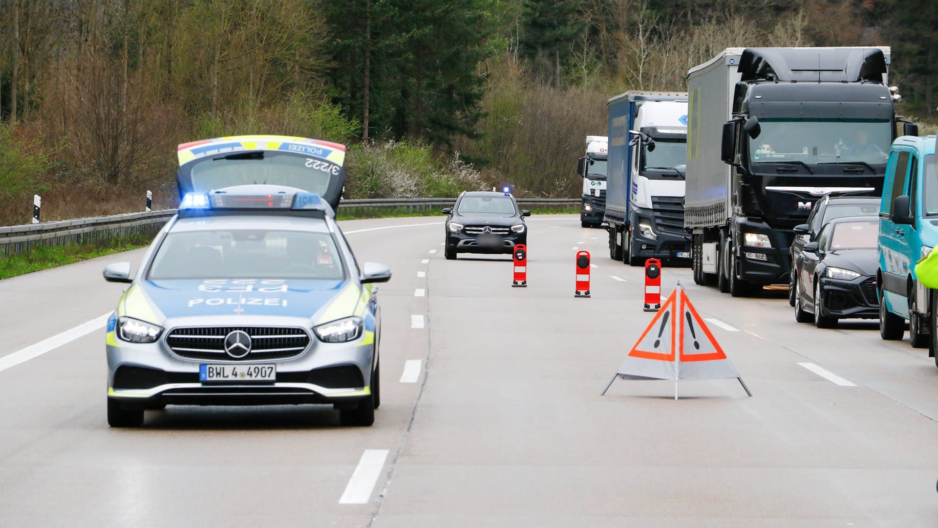 Polizeiauto auf der A6 (Symbolbild): Eine Leiche auf der A6 gibt der Polizei Rätsel auf. Polizeiauto auf der A6 (Symbolbild): Eine Leiche auf der A6 gibt der Polizei Rätsel auf.