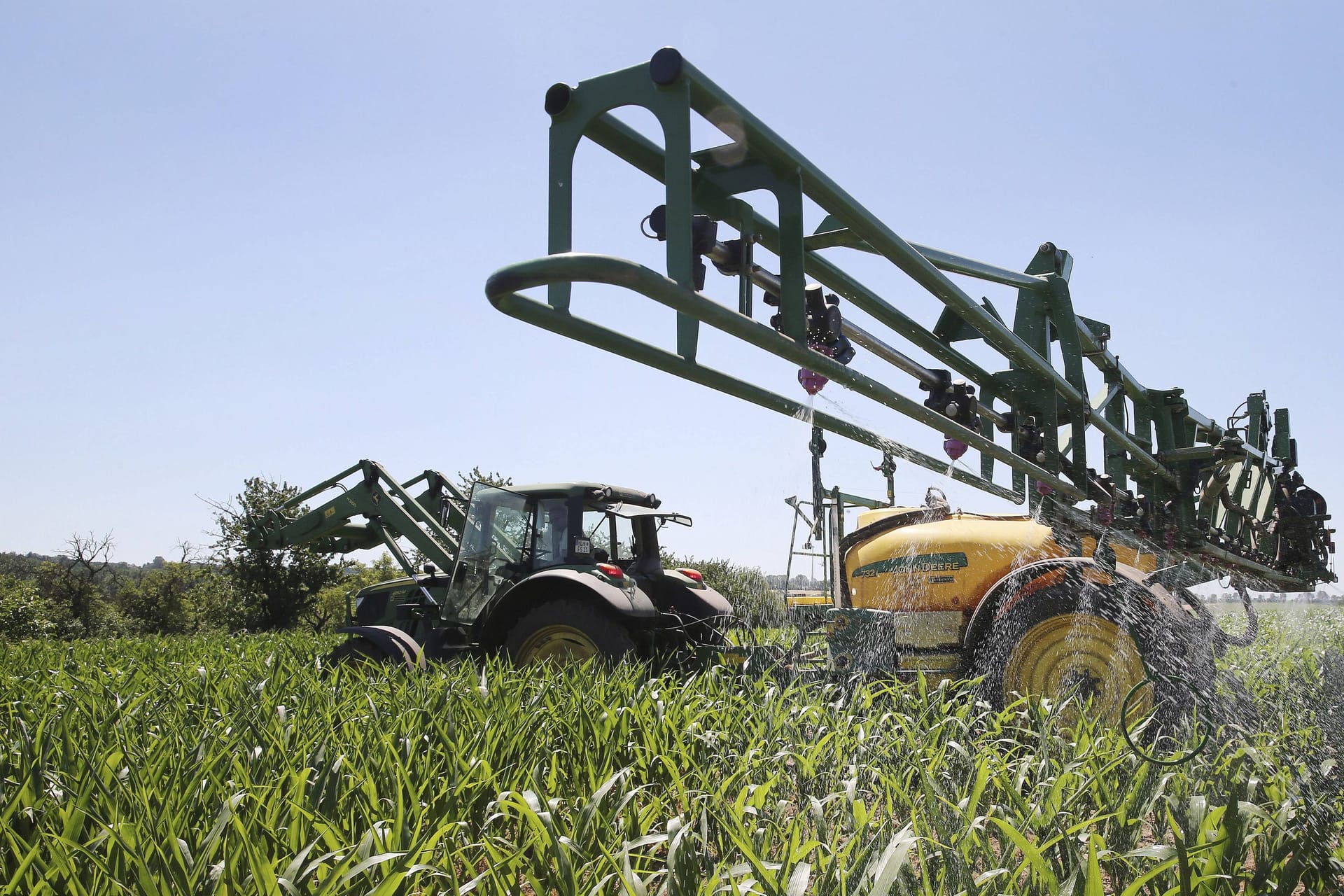 Ein Traktor mit Spruehanlage (Symbolbild): Ob das Unkrautvernichtungsmittel Glyphosat krebserregend ist, ist weiterhin umstritten.
